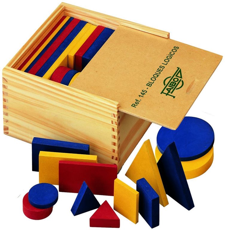 Bloques lógicos de madera con caja